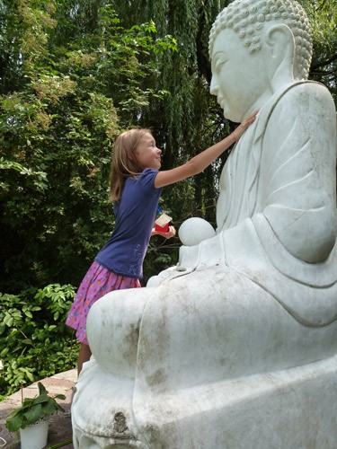 Sara mit Buddha